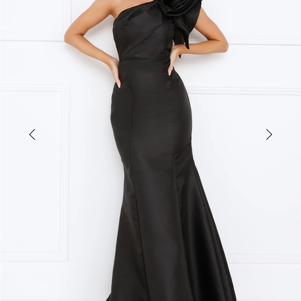 Elegant Black One-Shoulder Dress